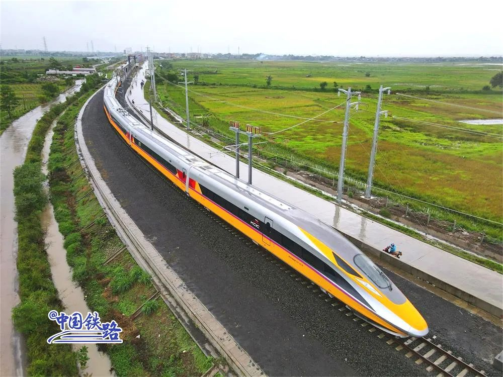 中印尼合作建设的雅万高铁试验运行圆满成功